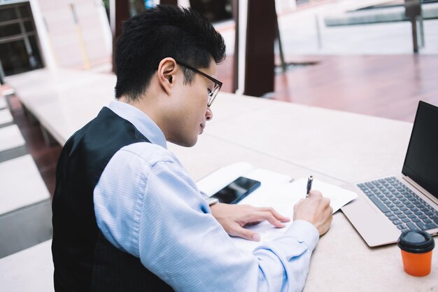 写真 メモをとる若いサラリーマン