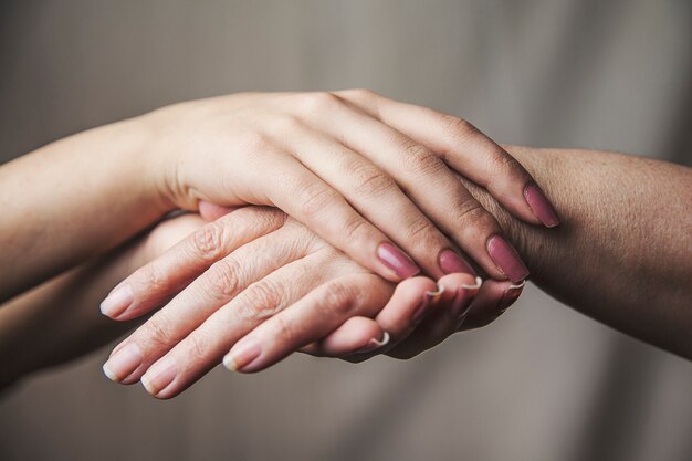 Foto mani della giovane e vecchia donna insieme