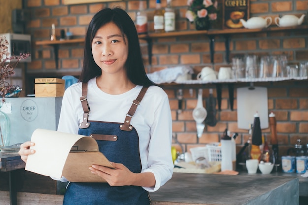 사진 작은 카페가 게의 젊은 소유자