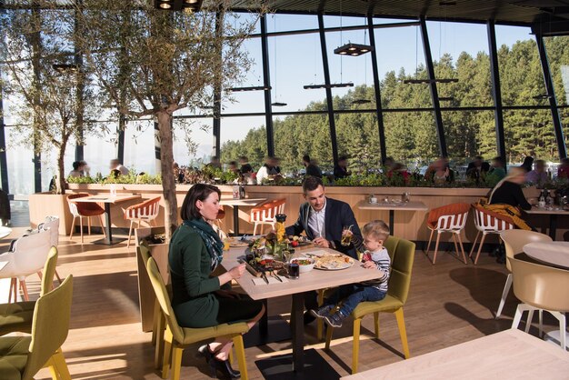 Photo young parents enjoying lunch time with their children