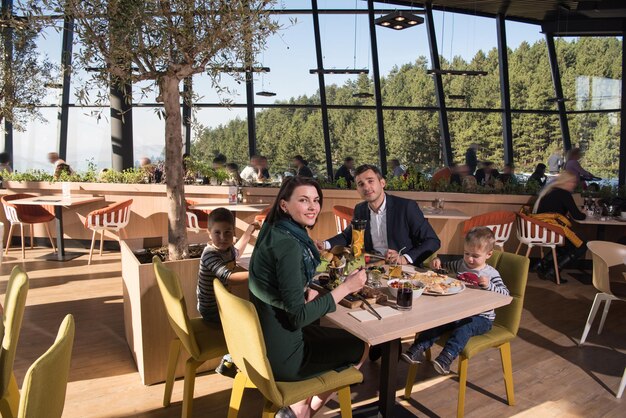 Photo young parents enjoying lunch time with their children