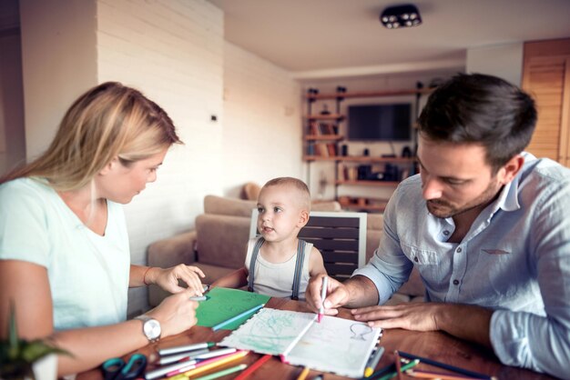 子供を持つ若い親が描く