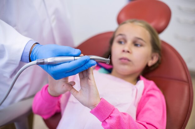 Giovane paziente spaventato durante un controllo dentale