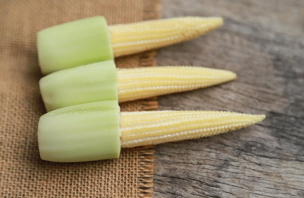 Foto giovane mais sbucciato da azienda agricola biologica per essere ingrediente di cottura del cibo