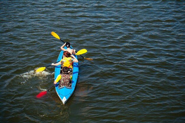 Photo young people in canoes. family holiday.