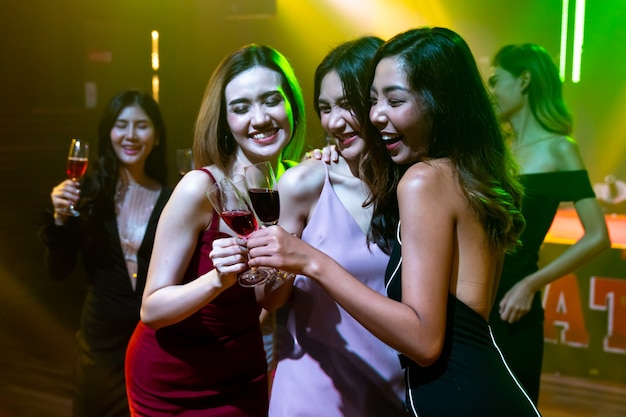 사진 파티, 음료 및 댄스를 축하하는 젊은 사람들
