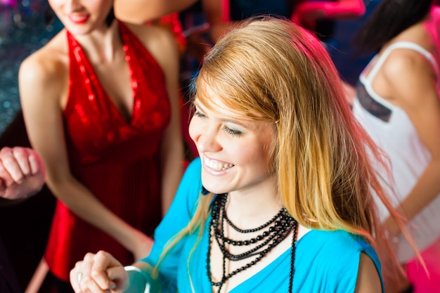 Photo young people dancing in club or disco, men and women