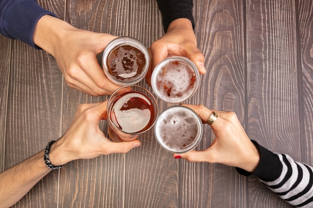 Photo young people drinking beer and having a good time