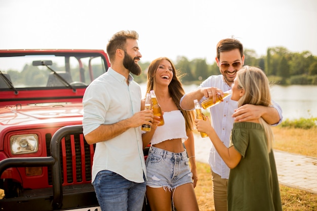 若い人は飲んで、車で楽しむ