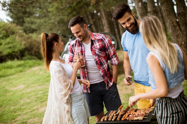 Photo young people enjoying barbecue party in the nature