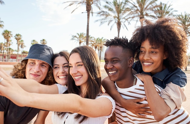 Giovani che si godono una giornata di sole facendo un selfie al di fuori del concetto di felicità multietnica amici...