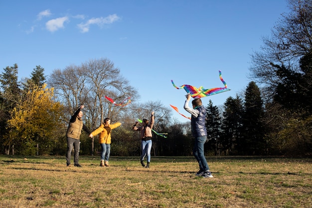 Photo young people getting their kite up