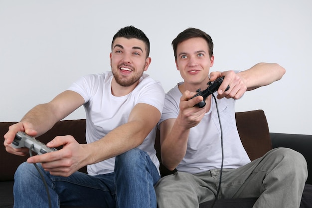 Молодые люди развлекаются, играя в видеоигры