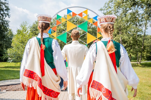 Foto giovani in costumi nazionali lettoni al festival lettone della canzone e della danza