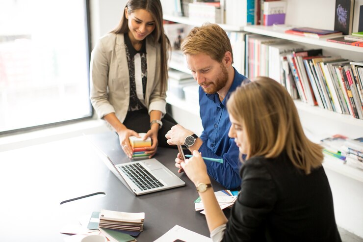 Photo young people in the office