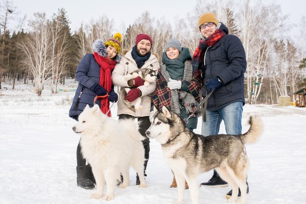 犬とポーズの若者