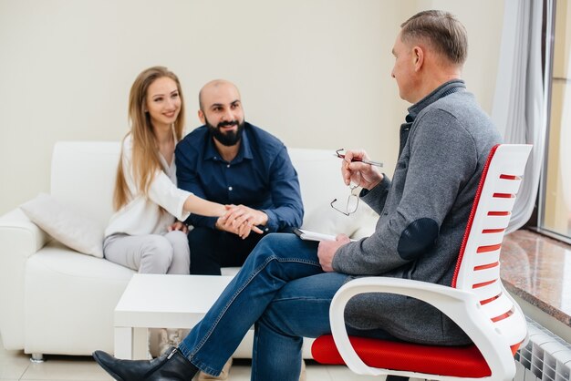 Young people at a psychologist's appointment.

