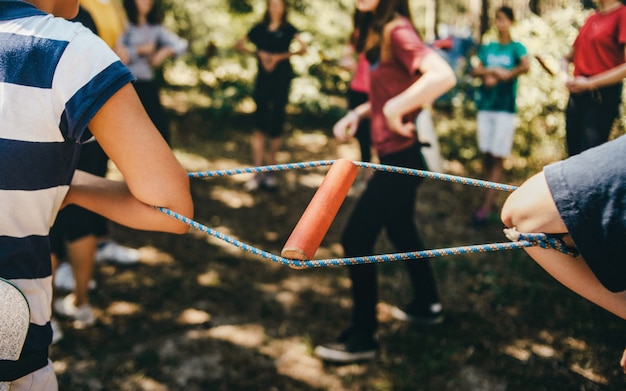 Photo young people pulled the ropes between each other. team building exercise, team spirit. strengthening team relationships. unity among people teams