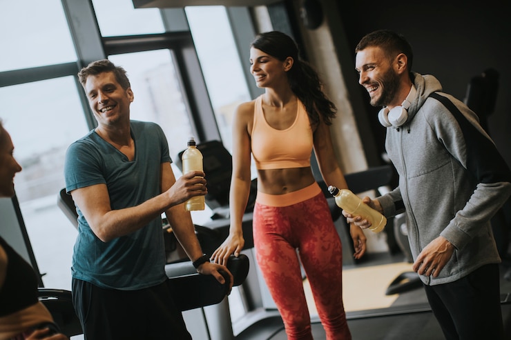 Photo young people resting and enjoying conversation after finished workout