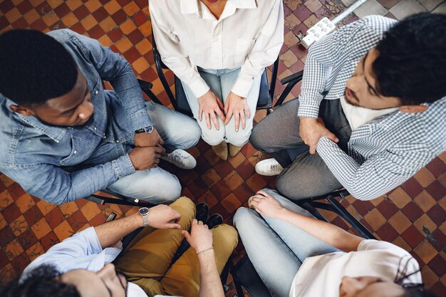 Photo young people sitting in a circle and having a discussion