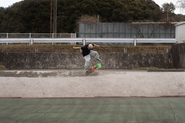 写真 日本でスケートボードをする若者