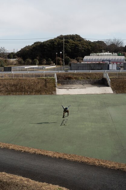 写真 日本でスケートボードをする若者