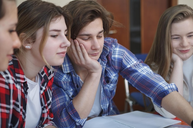 Foto giovani che studiano insieme