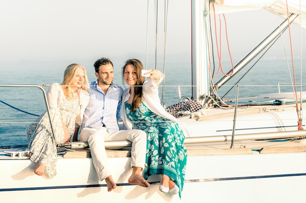 Photo young people taking selfie on exclusive luxury sailing boat