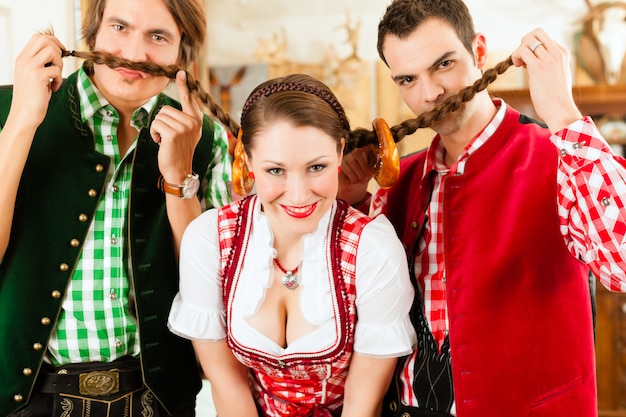 Photo young people in traditional bavarian tracht in restaurant or pub