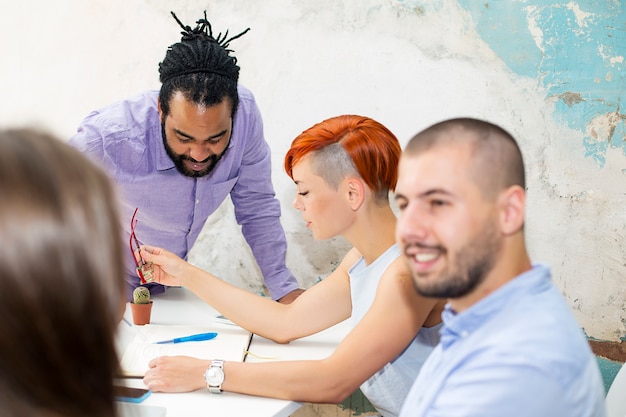 Photo young people working in the grunge office