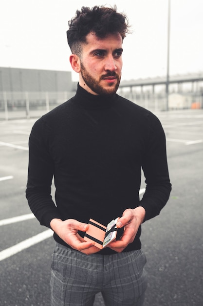 Photo young person checking a wallet with euros and cards