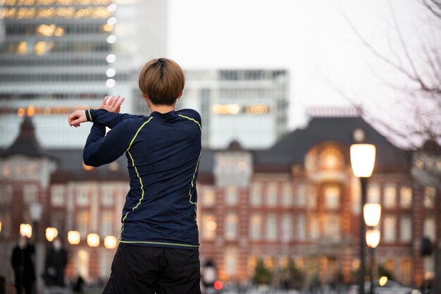 Photo young person getting ready for doing sport at night