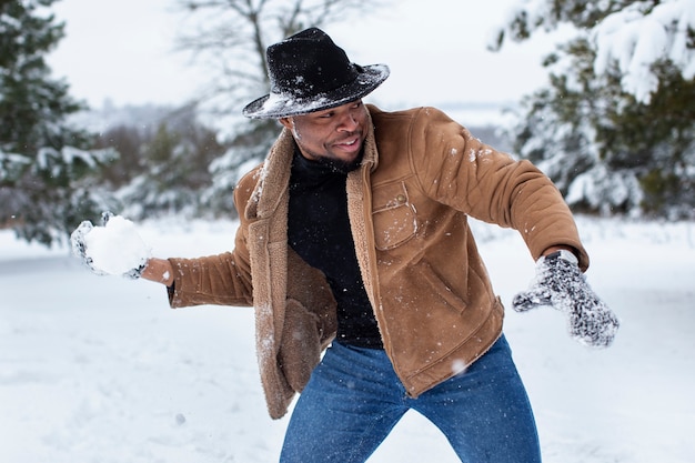 写真 雪の中で楽しんでいる若者