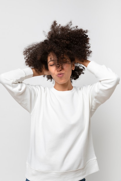 Photo young person wearing hoodie mockup