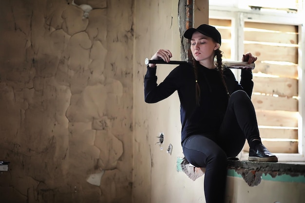 Photo a young person with a baseball bat