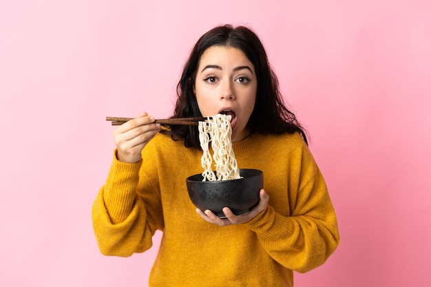 Foto giovane con il cibo su sfondo isolato