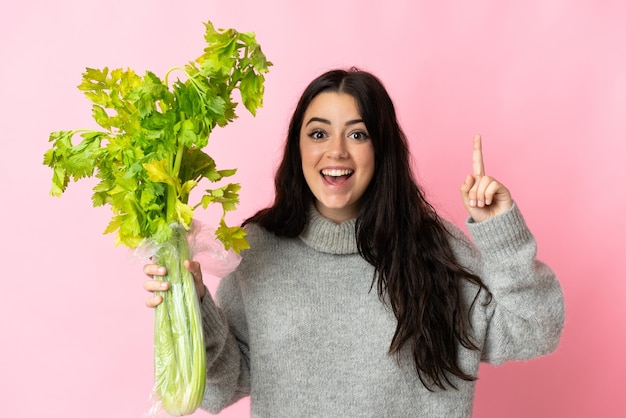 Foto giovane con il cibo su sfondo isolato