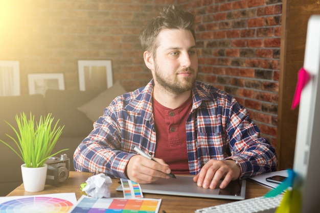 Photo young perspective designer with graphic tablet in modern office