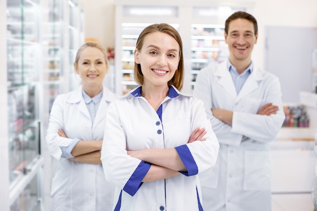 Foto giovani farmacisti che lavorano in una farmacia