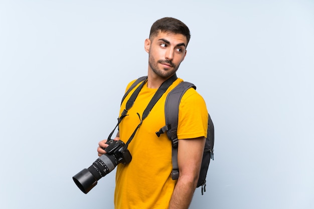 Foto giovane fotografo uomo che ride