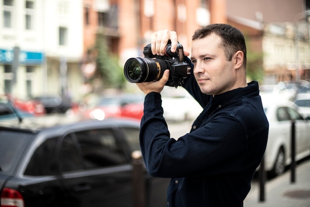 Uomo giovane fotografo scatta foto