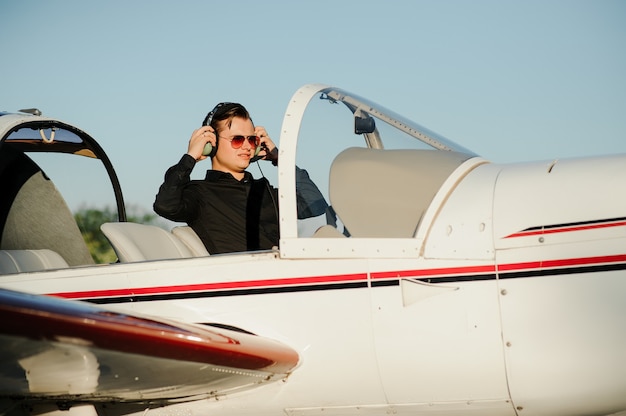Photo young pilot is preparing for take off with private plane