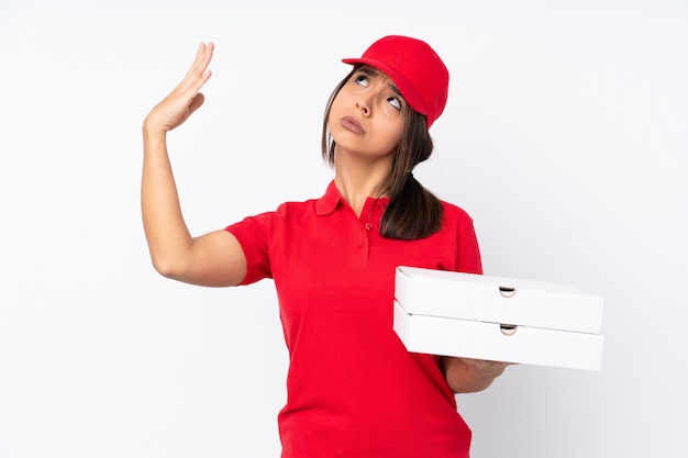 Молодая девушка с доставкой пиццы на белом фоне с усталым и больным выражением лица