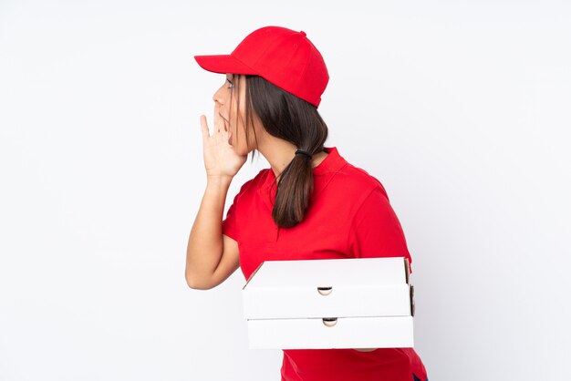 Молодая доставка пиццы женщина кричит с широко открытым ртом к боковой