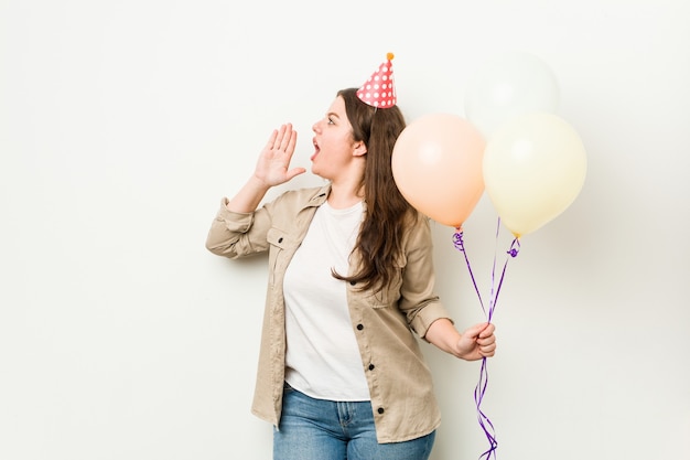 誕生日を祝う若いプラスサイズの曲線美の女性