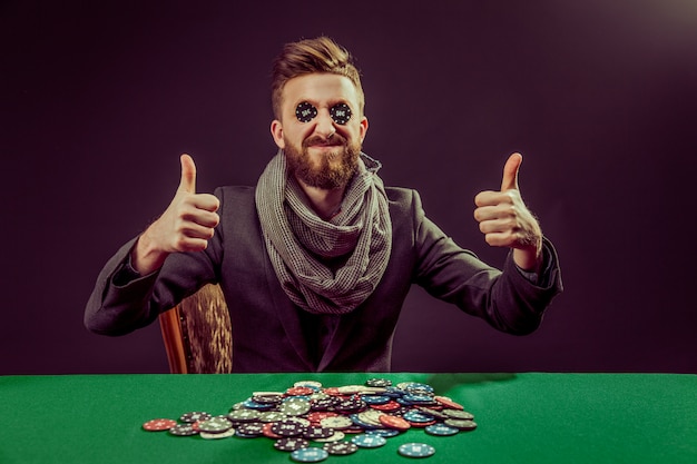 Photo young pocker player with thumbs up