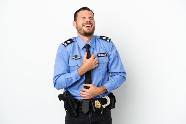 Giovane poliziotto brasiliano uomo isolato su sfondo bianco che sorride molto