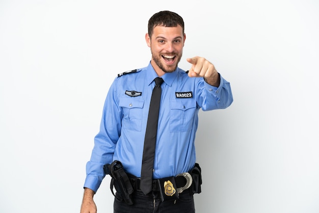 Foto il giovane uomo brasiliano della polizia isolato su fondo bianco ha sorpreso e che indica front