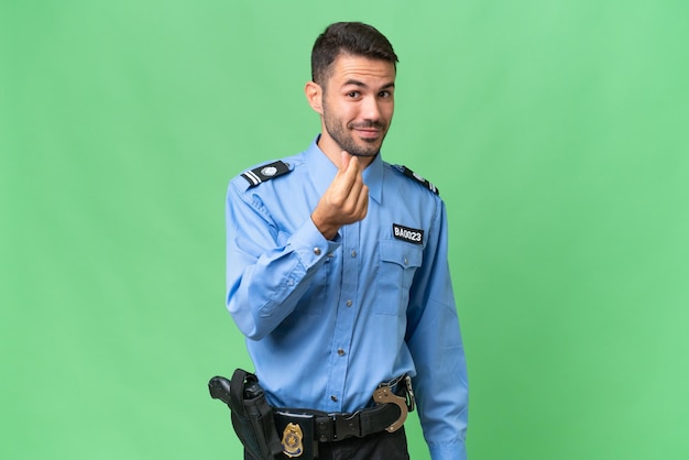 Foto giovane uomo caucasico della polizia sopra fondo isolato che fa gesto dei soldi