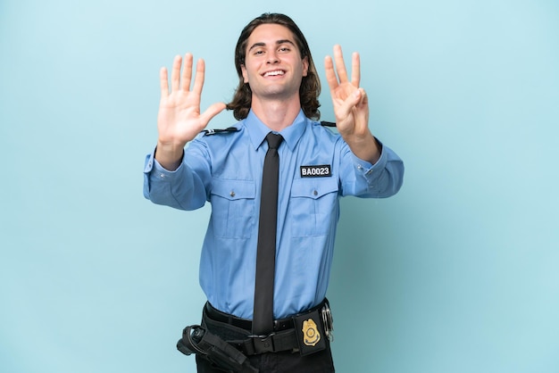 Foto giovane uomo caucasico della polizia isolato su sfondo blu contando otto con le dita